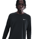En mand er iført Nike Dri-FIT Running Waffle Crew, Herre, Black/Reflective Silv med et hvidt logo på brystet og står på en almindelig hvid baggrund.
