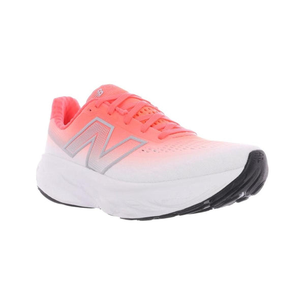 En enkelt New Balance Freshfoam 1080v14, Herre, i Urgent Red vises i en lille vinkel, der fremhæver det slanke design og den karakteristiske stil for maksimal komfort.