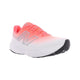 En enkelt New Balance Freshfoam 1080v14, Herre, i Urgent Red vises i en lille vinkel, der fremhæver det slanke design og den karakteristiske stil for maksimal komfort.