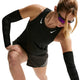 En kvinde i Nike AeroSwift Running Singlet, Dame, Black/White, sammen med sorte shorts, ærmer og solbriller læner sig frem med et bøjet knæ i en atletisk positur, klar til at præstere i åndbart sportstøj.