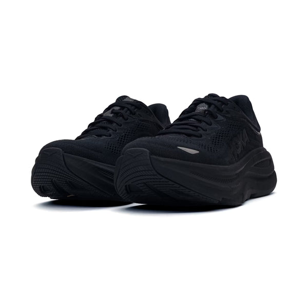 Et par Hoka Bondi 9 løbesko til damer i Black/Black med tykke såler, mesh-overdel og snørebånd står side om side i let vinkel på en hvid baggrund.