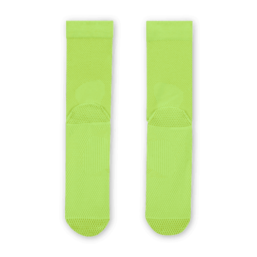 Et par Nike Fast Lightweight Crew-strømper i Volt/Bright Cactus/Black ligger fladt på en lysegrå baggrund og viser den forstærkede tå og hæl - ideelle til din foretrukne unisex-sweatshirt.