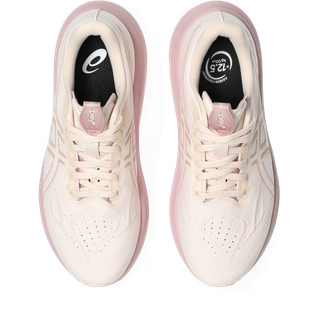 Et par ASICS GT-2000 14 Dame-sneakers i Pearl Pink/Morganite, set ovenfra med synlige snørebånd, perforerede tæer og sorte indlægssåler - den ene viser størrelse 12,5 og den anden Asics-logoet.