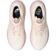 Et par ASICS GT-2000 14 Dame-sneakers i Pearl Pink/Morganite, set ovenfra med synlige snørebånd, perforerede tæer og sorte indlægssåler - den ene viser størrelse 12,5 og den anden Asics-logoet.