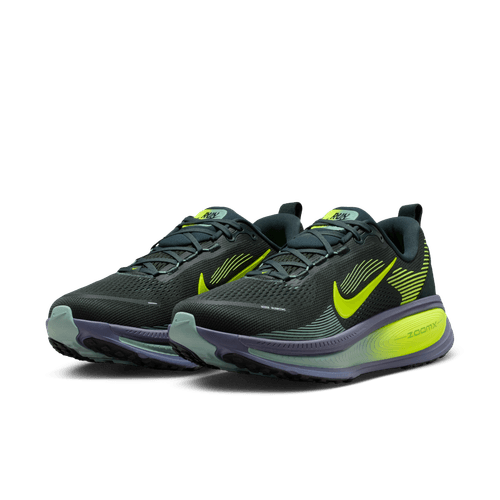 Et par Nike Vomero 18 Herre løbesko i Seaweed/Volt-Cannon-Sanded Purple, med lyse gulgrønne detaljer og et tykt lilla-grønt ZoomX-mellemsål, vises mod en almindelig hvid baggrund.