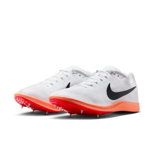 Et par Nike Rival Distance unisex løbesko i hvid/obsidian-bright crimson med sorte swoosh-logoer og rød-orange såler med metalpigge, ideelle til tempo- og intervaltræning, vist på en almindelig hvid baggrund.