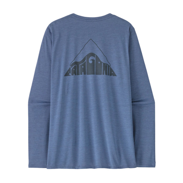 Patagonia W's L/S Cap Cool Daily Graphic Shirt - Lands i Current Blue X-Dye vises bagfra med sort, bjergformet logo. Den hurtigtørrende dame-sportstrøje har UPF-beskyttelse for ekstra komfort udendørs.
