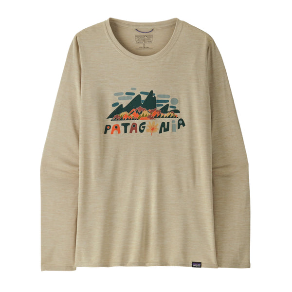 Patagonia W's L/S Cap Cool Daily Graphic Shirt til damer i Fitz Roy Foliage: Pumice X-Dye er en beige, langærmet sportstrøje med UPF-beskyttelse, farverig bjerggrafik, rund halsudskæring og afslappet pasform - ideel til hverdag og eventyr.