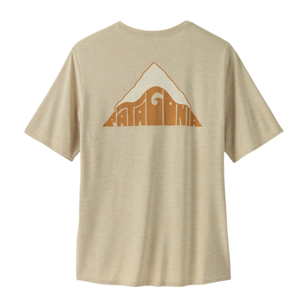 Patagonia M's Cap Cool Daily Graphic Shirt - Lands, Herre, Driftways: Pumice X-Dye er en lys beige, kortærmet tee vist fra bagsiden med en brun bjerggrafik og stiliseret Patagonia-logo. Fremstillet af hurtigtørrende materiale.