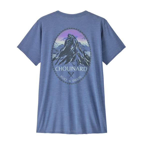 Patagonia W's Cap Cool Daily Graphic Shirt - Lands, Dame, Chouinard Crest i Current Blue X-Dye er en kortærmet teknisk trøje med en oval bjergtop-grafik og CHOUINARD & BUILT TO ENDURE-print. Fremstillet af genanvendt polyester til hurtigtørrende materiale.