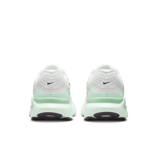 Nike Structure 26 dame løbesko i White/Black-Barely Green-Mint Foam er vist bagfra og har en hvid overdel, en lysegrøn hæl med gradient, sorte ydersåler og Nike-logoer på begge hæle for et stabilt design.