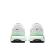 Nike Structure 26 dame løbesko i White/Black-Barely Green-Mint Foam er vist bagfra og har en hvid overdel, en lysegrøn hæl med gradient, sorte ydersåler og Nike-logoer på begge hæle for et stabilt design.