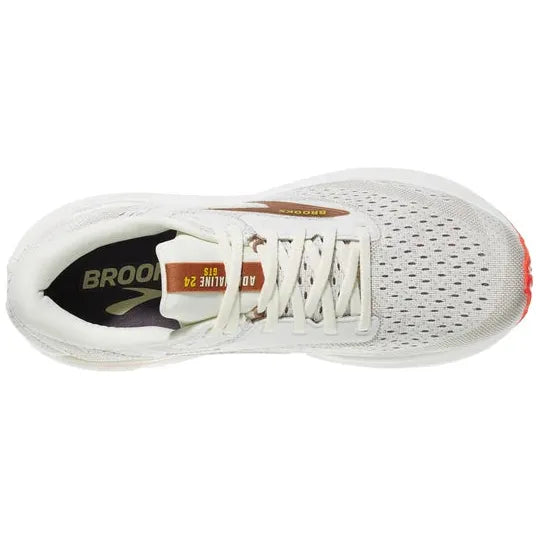 Et topbillede af Brooks Adrenaline GTS 24 herre løbesko i Coconut/Portabella/Orange med hvide snørebånd, en ventileret overdel i mesh, stabilitetsfunktioner, guld og røde detaljer og Adrenaline 24 GTS-mærket på pløsen.
