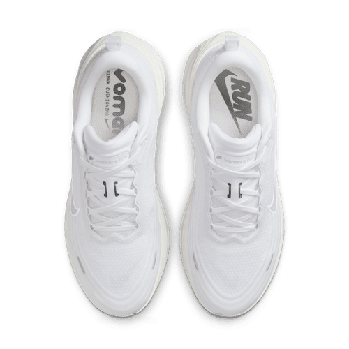 Topbillede af et par Nike Vomero Plus Herre løbesko i White/Summit White-Photon Dust med stødabsorbering, "VOMERO" på venstre indersål og "RUN" på højre, set mod en almindelig hvid baggrund.