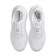 Topbillede af et par Nike Vomero Plus Herre løbesko i White/Summit White-Photon Dust med stødabsorbering, "VOMERO" på venstre indersål og "RUN" på højre, set mod en almindelig hvid baggrund.