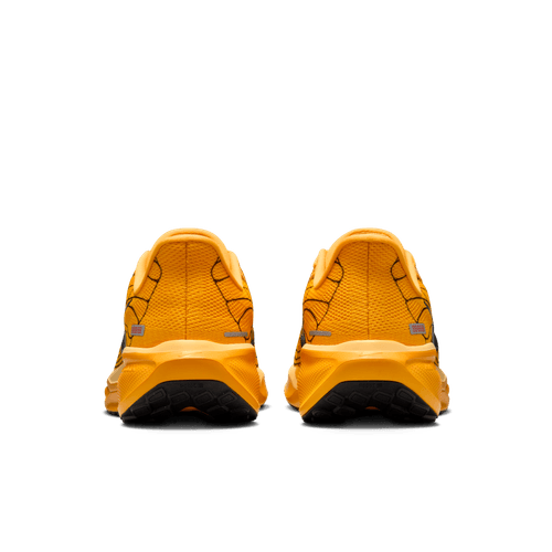 Et par Nike Pegasus 41, Herre, University Gold/Black-Soft Yellow løbesko vist bagfra mod en hvid baggrund, der fremhæver hælen og ReactX-mellemsålens detaljer.