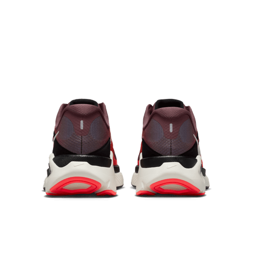 Nike Structure Plus Dame-sneakers i Tattoo/Silver-Hot Lava-Black er vist bagfra mod en hvid baggrund, der fremhæver deres stilfulde rødbrune, sorte, hvide og røde design - ideelt stabilt løbesko til kvinder.