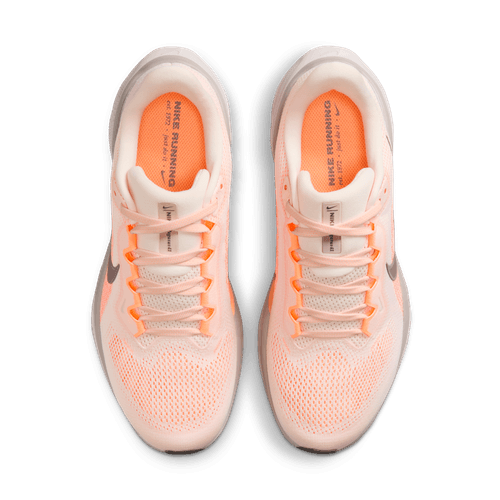 Et par Nike Pegasus 41 dame løbesko i Guava Ice/Cave Stone-Orange Pulse-Malt med overdel i mesh og orange snørebånd, set ovenfra på en hvid baggrund. Med synligt Nike-logo og responsiv React-skum for komfort.