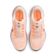 Et par Nike Pegasus 41 dame løbesko i Guava Ice/Cave Stone-Orange Pulse-Malt med overdel i mesh og orange snørebånd, set ovenfra på en hvid baggrund. Med synligt Nike-logo og responsiv React-skum for komfort.