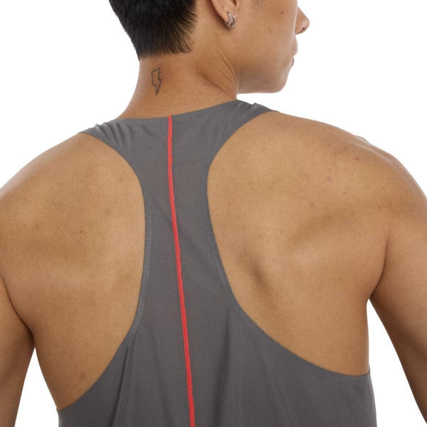 En person med kort mørkt hår ses bagfra iført New Balance Race Day Ultra Light Singlet til mænd i Urgent Red - en grå ærmeløs top med en lodret rød stribe - med en lille lyntatovering på halsen.