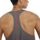 En person med kort mørkt hår ses bagfra iført New Balance Race Day Ultra Light Singlet til mænd i Urgent Red - en grå ærmeløs top med en lodret rød stribe - med en lille lyntatovering på halsen.