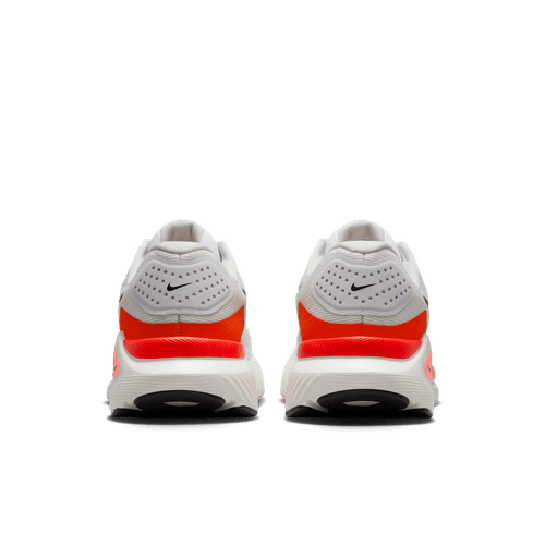 Et par Nike Structure 26 herre løbesko i White/Black-Bright Crimson-Photon Dust, set bagfra, har det ikoniske logo, en perforeret hæl og en tyk sål med sort slidbane - perfekte stabile løbesko til løbere.