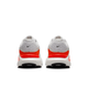 Et par Nike Structure 26 herre løbesko i White/Black-Bright Crimson-Photon Dust, set bagfra, har det ikoniske logo, en perforeret hæl og en tyk sål med sort slidbane - perfekte stabile løbesko til løbere.