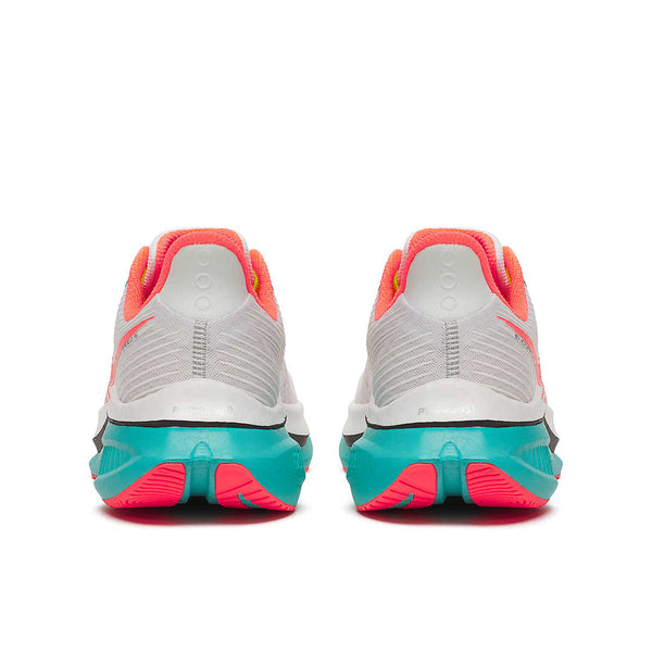 Saucony Endorphin Speed 5, Herre, i White/Mutant er vist bagfra med lysegrå overdel, rød-orange krave, turkis mellemsål og pink ydersål. Sportsskoene står side om side på en hvid baggrund.