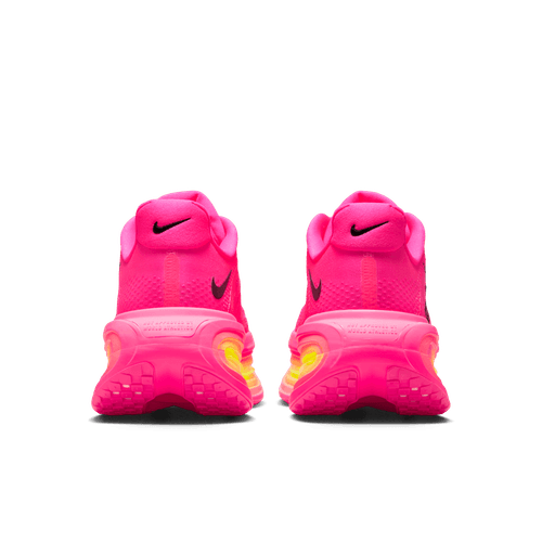 Et par Nike Vomero Premium Dame-sko i Hyper Pink/Black-Digital Pink-Volt vist bagfra med sorte Swoosh-logoer, ZoomX-skum for komfort, gule detaljer på sålerne og strukturerede hældetaljer på en almindelig hvid baggrund.