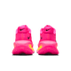 Et par Nike Vomero Premium Dame-sko i Hyper Pink/Black-Digital Pink-Volt vist bagfra med sorte Swoosh-logoer, ZoomX-skum for komfort, gule detaljer på sålerne og strukturerede hældetaljer på en almindelig hvid baggrund.