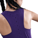 En kvinde med flettet hår viser Nike AeroSwift Running Singlet til kvinder i Court Purple/White med Dri-FIT ADV og ventilationshuller på ryggen; hendes ryg og overarm ses mod en hvid baggrund.