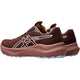 Et par Asics GT-2000 14 TR Dame løbesko i Nature Bathing/Dark Red Planet med hvide logodetaljer, tykke polstrede såler til pronationsstøtte og hvide ydersåler med trækkraft, side om side på en ensfarvet baggrund.