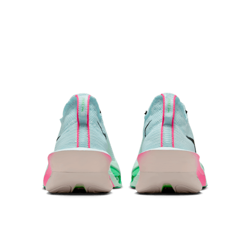 Et par Nike Alphafly Next% 3 løbesko til herrer i Glacier Blue/Black-Mint Foam-Green Shock vises bagfra med pink accenter, hvide såler og grønne detaljer på en hvid baggrund.