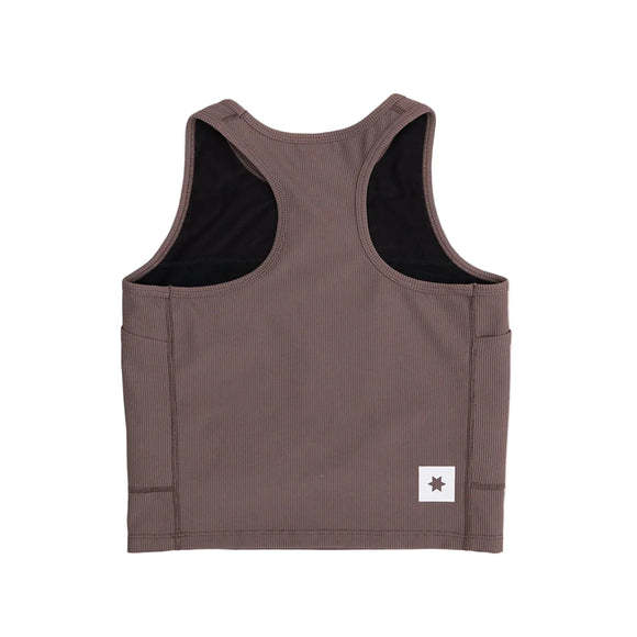 Saysky W Combat Rib Crop Top til kvinder i taupe er vist fladt på en hvid baggrund. Denne racerback-top har en ribstruktur og en lille hvid patch med en sort stjerne nær bunden.