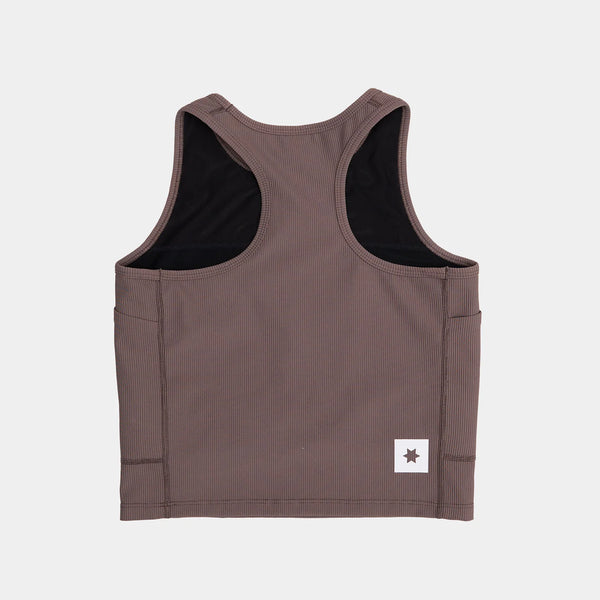 Saysky W Combat Rib Crop Top til kvinder i taupe er vist fladt på en hvid baggrund. Denne racerback-top har en ribstruktur og en lille hvid patch med en sort stjerne nær bunden.