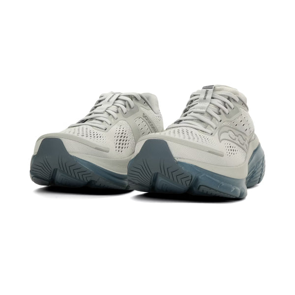 Et par Saucony Guide 18 herre løbesko i farven Fossil/Dusk med grå og hvide nuancer, tykke teksturerede såler, PWRRUN-mellemsål og mesh-overdel. Skoene ses forfra i lav vinkel, let drejet mod venstre, perfekt til komfortabel løbeture.