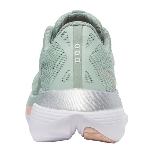Et nærbillede bagfra af den lysegrønne Saucony Endorphin Trainer, Dame in Aloe, med hvid sål, sølvfarvet hæl, dekorative cirkler og en avanceret mesh-overdel med PWRRUN PB-støddæmpning for komfort.