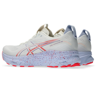 Asics Gel-Kayano 32 Tokyo, Herre, Cream/Edo Purple har et hvidt design med røde og lavendelfarvede detaljer, en plettet blå og rød mellemsål for ekstra stabilitet, ASICS-logo på siden, inspireret af Gel-Kayano 32 Tokyo-kollektionen.