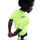 En mand i en Volt/Black Nike Dri-FIT ADV Short-Sleeve Running Top strækker armene bag ryggen og viser detaljer fra trøjen set fra oven mod en ren hvid baggrund.