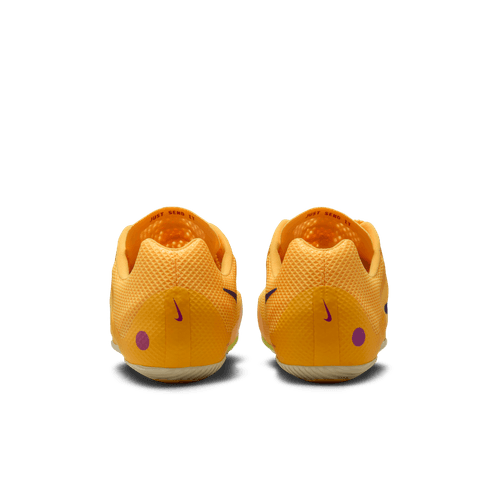 Et par Nike Zoom Rival Sprint herre atletik sko i Citron Pulse/Indigo Burst-Hyper Violet, vist bagfra på en almindelig hvid baggrund, med små lilla swoosh-logoer og cirkulære lilla accenter nær hælene.