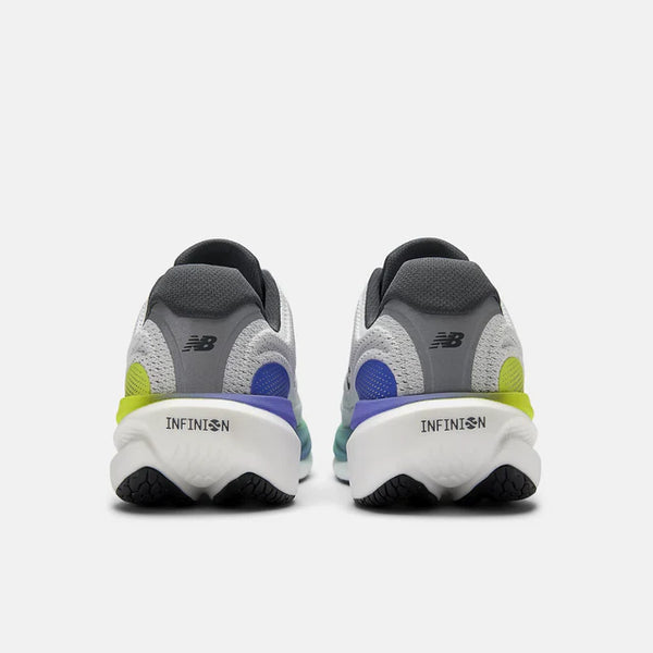 Et par New Balance Infinion 1080 v15 løbesko til herrer i Reflection/Graphite/Deep End farver, set bagfra. De har en hvid Fresh Foam X-sål, grå hæl, sorte NB-logoer samt grønne, blå og gule detaljer. "INFINI✩N" står på hver hæl.