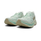 Et par Hoka Clifton 10 løbesko dame i Sea Glass/Jadeite med beige såler, mesh-overdel og det gule HOKA-logo på siderne, vist på en hvid baggrund.