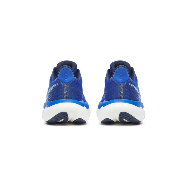 Billedet viser et par Saucony Triumph 23, Herre, Lapis/Silver løbesko med hvid sål og mørkeblå detaljer, set bagfra mod en hvid baggrund. Designet til maksimal komfort og med mærkets logo på hælen.