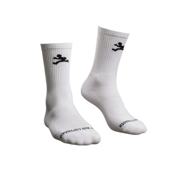 Et par Marathon Sport Løbestrømpe Crew-sokker i hvidt og sort med et iøjnefaldende sportslogo øverst og teksten »BAD COWBOY« trykt med fed sort skrift på tåområdet. Disse sporty crew-sokker er afbilledet i en vinkel på en klar hvid baggrund.
