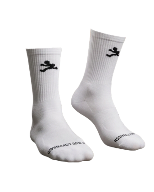 Et par Marathon Sport Løbestrømpe Crew-sokker i hvidt og sort med et iøjnefaldende sportslogo øverst og teksten »BAD COWBOY« trykt med fed sort skrift på tåområdet. Disse sporty crew-sokker er afbilledet i en vinkel på en klar hvid baggrund.