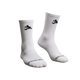 Et par Marathon Sport Løbestrømpe Crew-sokker i hvidt og sort med et iøjnefaldende sportslogo øverst og teksten »BAD COWBOY« trykt med fed sort skrift på tåområdet. Disse sporty crew-sokker er afbilledet i en vinkel på en klar hvid baggrund.
