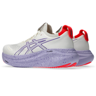 Asics Gel-Nimbus 27 Tokyo Dame i Cream/Edo Purple har hvid overdel, lilla logoer, lilla spættede mellemsåler til stødabsorbering og røde detaljer på hælfligene og foringen.