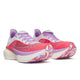 Saucony Endorphin Elite 2 unisex-løbeskoene i Coral/White har en overdel i pink, rød og lilla mesh, en tyk hvid PWRRUN HG-mellemsål, en mønstret pink/lilla ydersål, hvide og lilla detaljer og et lavt design inspireret af racesko.