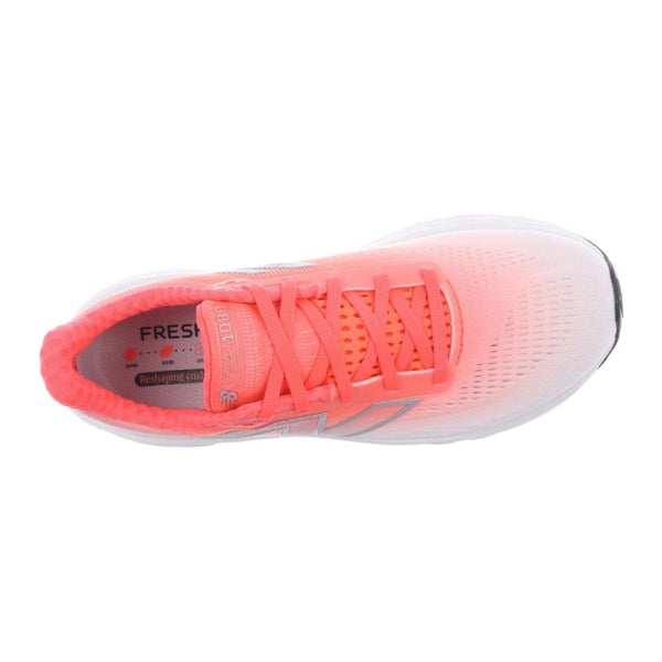 Et topbillede af en enkelt New Balance Freshfoam 1080v14 løbesko herre i Urgent Red, med en overdel i mesh, snørebånd og synlig Fresh Foam-branding på indersålen for maksimal komfort.