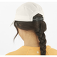 En person med mørk fletning bærer en Salomon SHKOUT Cap U i Whisper White med ventilationshuller og justerbar pasform sammen med en gul top. Billedet er taget bagfra.